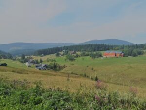 Przełęcz Okraj – ukryta perła Karkonoszy i super „baza wypadowa” w klimatycznym górskim pensjonacie.